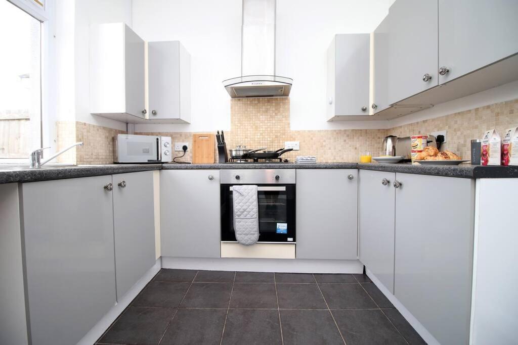 Holiday House For 7 Guests, Free Wi-Fi & Self Check-In Explore Newport Villa Luaran gambar