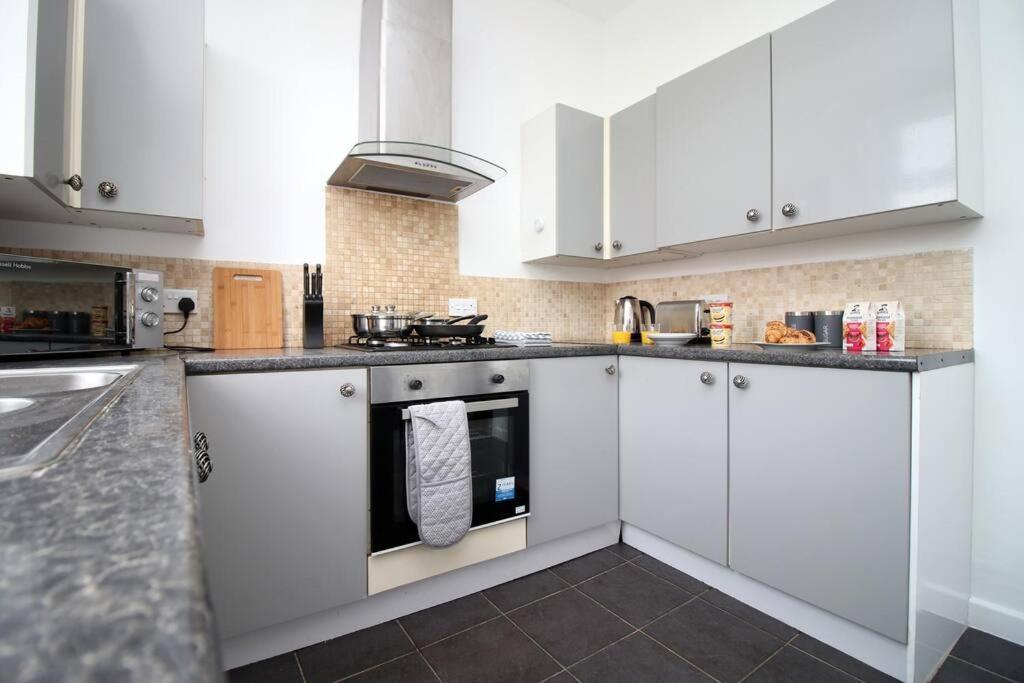 Holiday House For 7 Guests, Free Wi-Fi & Self Check-In Explore Newport Villa Luaran gambar