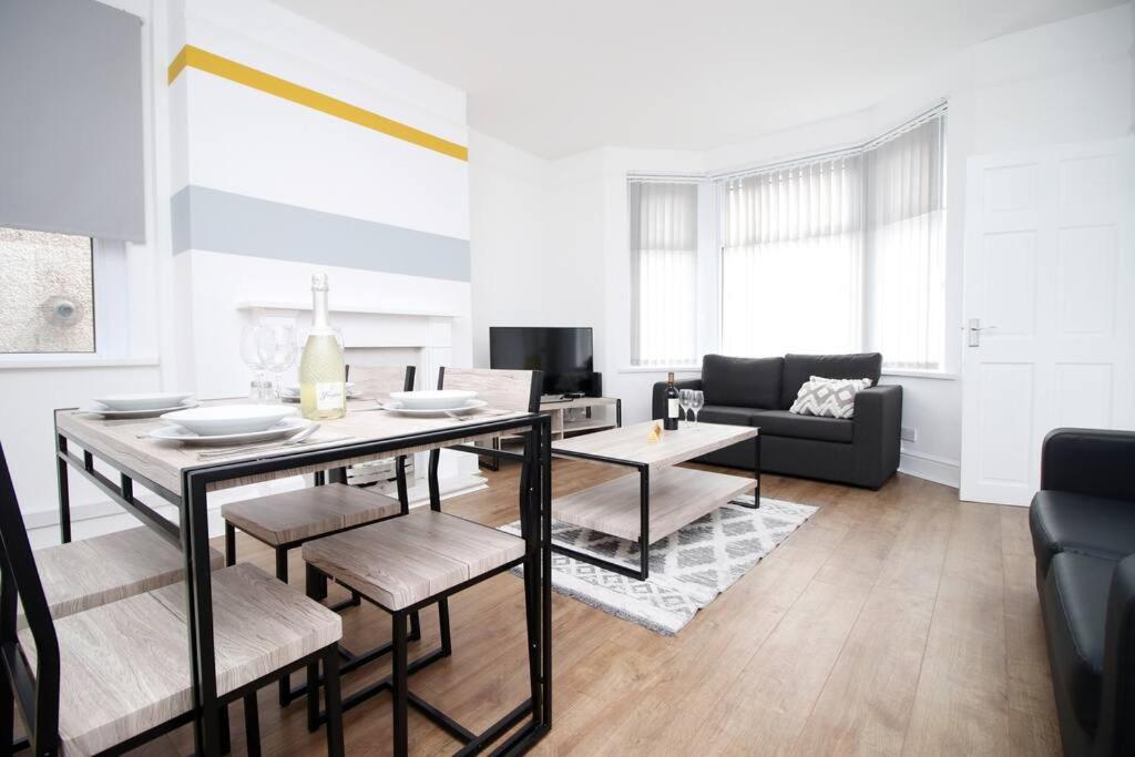 Holiday House For 7 Guests, Free Wi-Fi & Self Check-In Explore Newport Villa Luaran gambar
