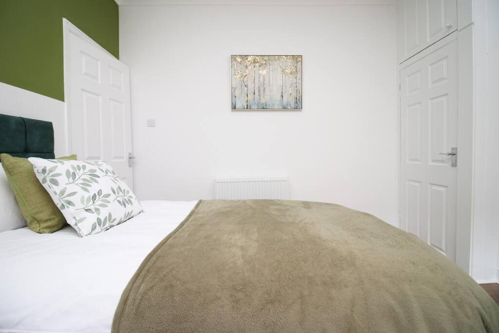 Holiday House For 7 Guests, Free Wi-Fi & Self Check-In Explore Newport Villa Luaran gambar