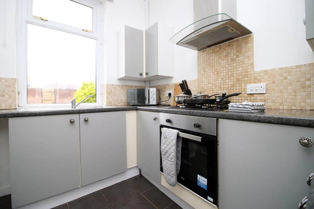 Holiday House For 7 Guests, Free Wi-Fi & Self Check-In Explore Newport Villa Luaran gambar