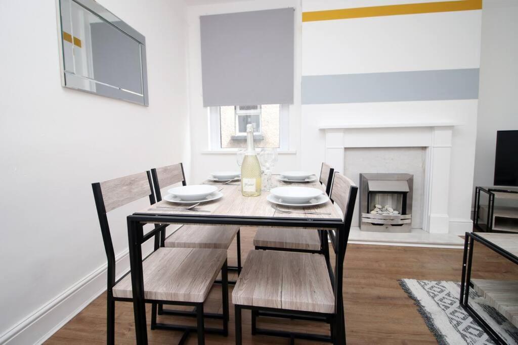 Holiday House For 7 Guests, Free Wi-Fi & Self Check-In Explore Newport Villa Luaran gambar