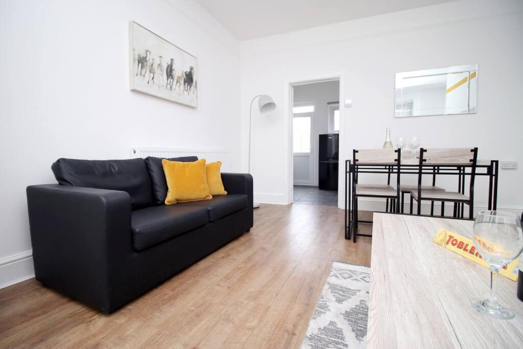 Holiday House For 7 Guests, Free Wi-Fi & Self Check-In Explore Newport Villa Luaran gambar