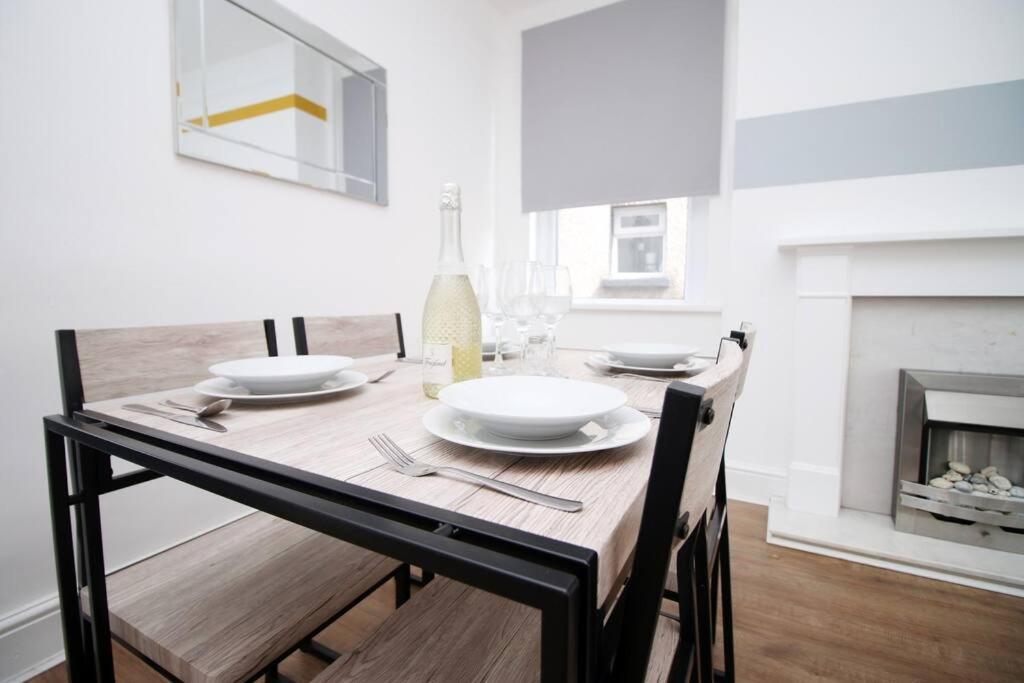 Holiday House For 7 Guests, Free Wi-Fi & Self Check-In Explore Newport Villa Luaran gambar