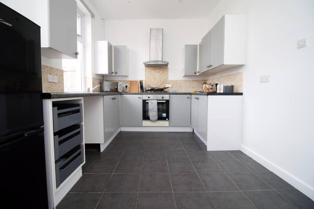 Holiday House For 7 Guests, Free Wi-Fi & Self Check-In Explore Newport Villa Luaran gambar