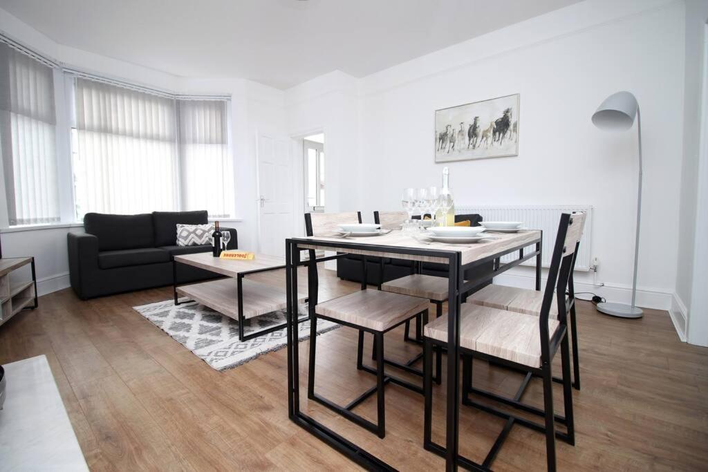 Holiday House For 7 Guests, Free Wi-Fi & Self Check-In Explore Newport Villa Luaran gambar