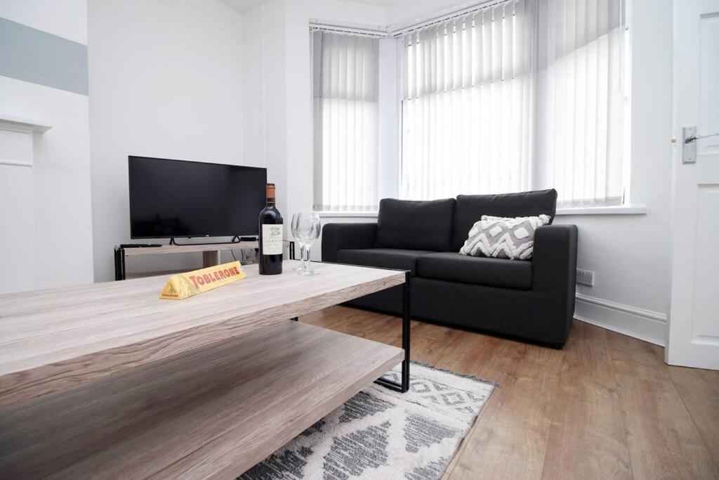 Holiday House For 7 Guests, Free Wi-Fi & Self Check-In Explore Newport Villa Luaran gambar