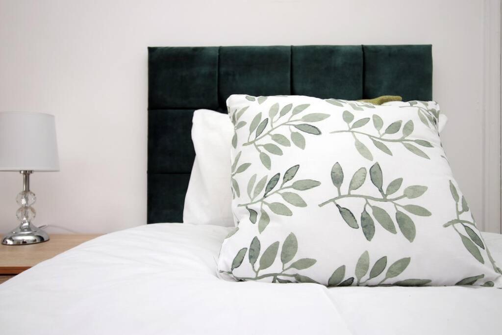Holiday House For 7 Guests, Free Wi-Fi & Self Check-In Explore Newport Villa Luaran gambar