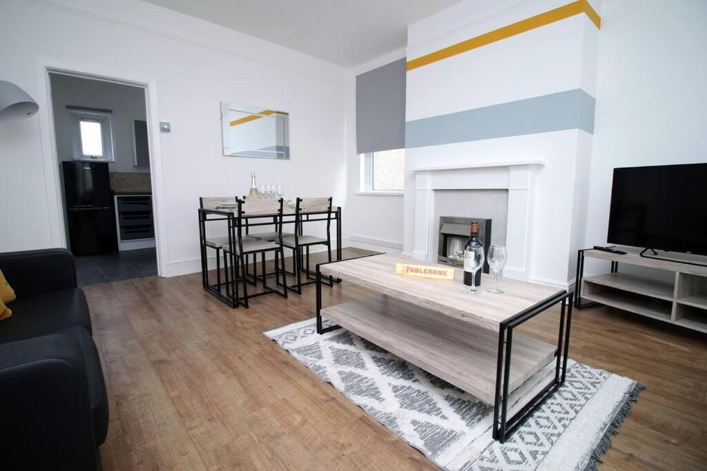 Holiday House For 7 Guests, Free Wi-Fi & Self Check-In Explore Newport Villa Luaran gambar